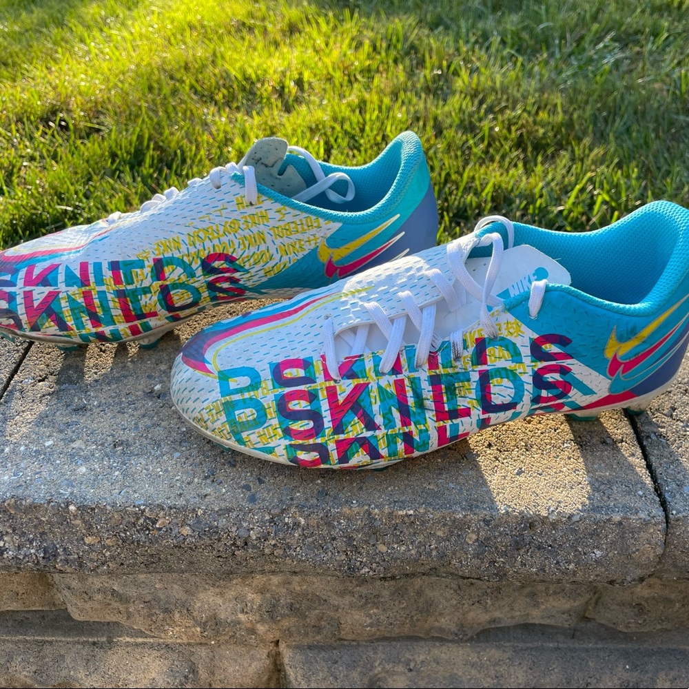 Kids/Youth Nike Phantom Soccer Cleats Size 4Y